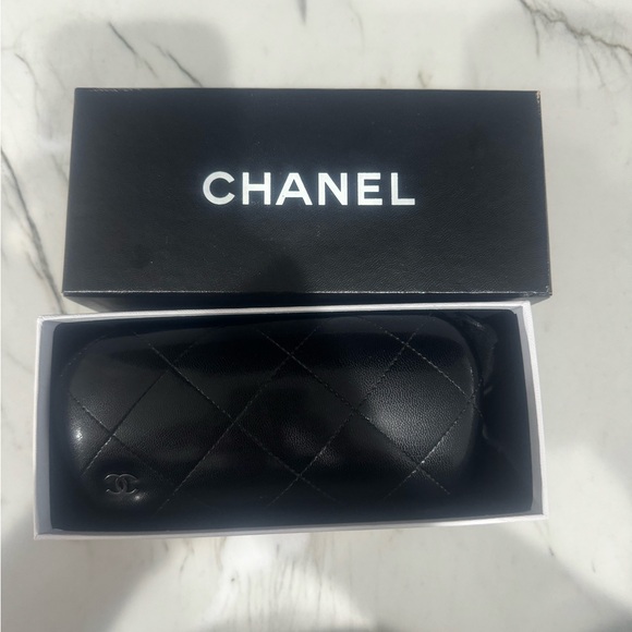 Chanel sunglasses, worn twice on our honeymoon 🙈 - Picture 2 of 8